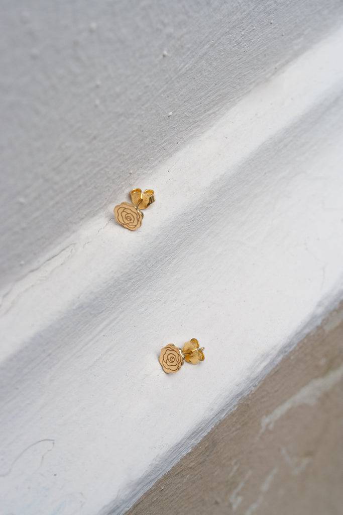 JUKSEREI ROSE EAR STUDS Bis zu 50% Rabatt