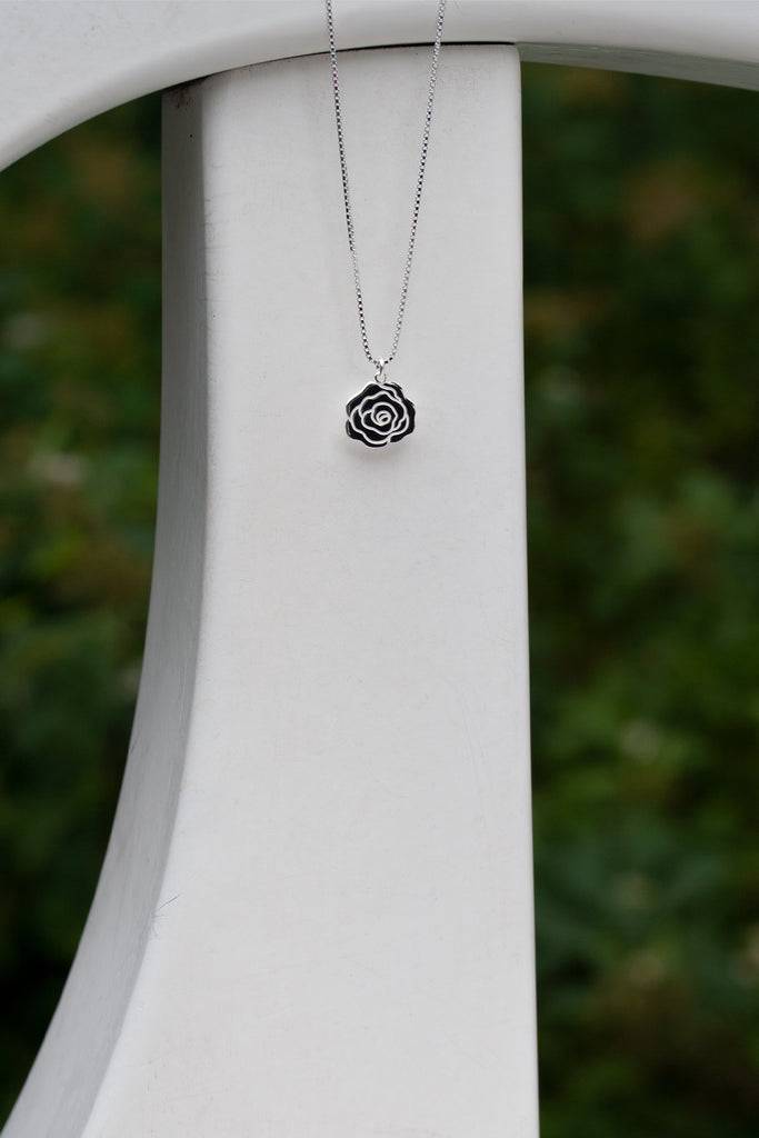 JUKSEREI ROSE NECKLACE Nur noch ein Tag übrig