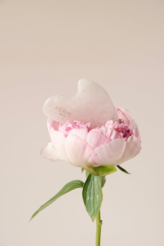 JUKSEREI MERME · ROSE QUARTZ GUA SHA Limitierter Zeitrabatt