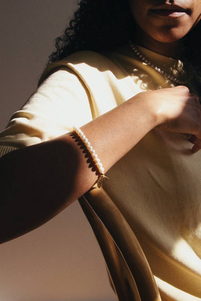 JUKSEREI CROISSANT PEARL BRACELET Begrenzt auf 3 Tage