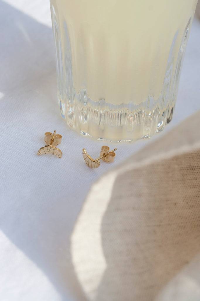 JUKSEREI CROISSANT EAR STUDS Black Friday Preise