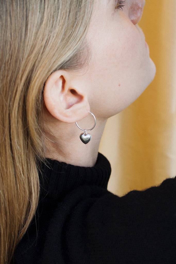 JUKSEREI AMORE CHARM EARRINGS Saisonale Angebote