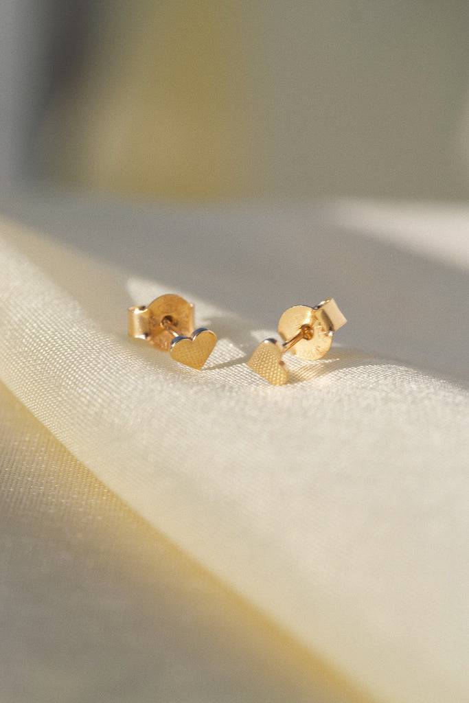 JUKSEREI AMORE EAR STUDS Räumungsverkauf