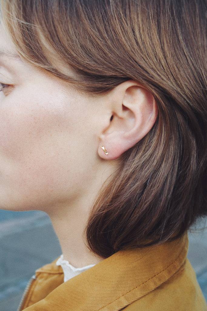 JUKSEREI EMBER EAR STUDS Fabrikpreis