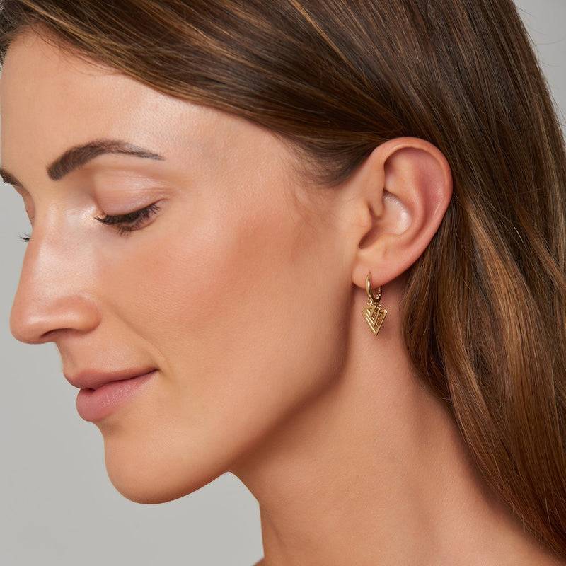 Mosuo Jewellery Dreieck Charm Creolen Tiefpreis