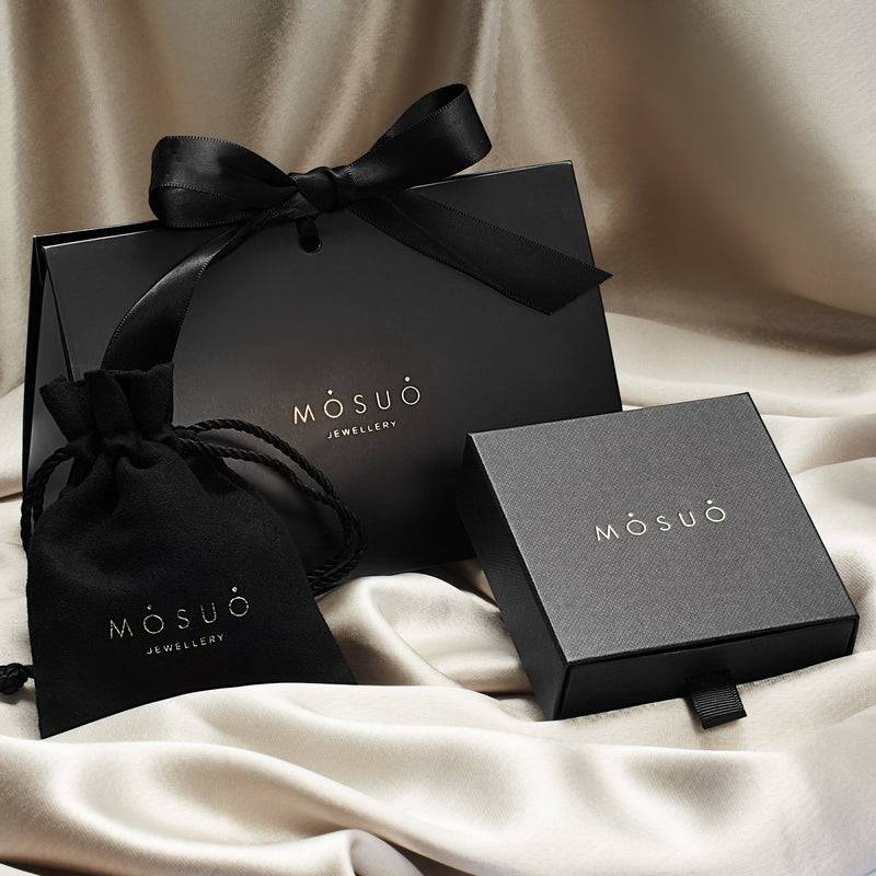 Mosuo Jewellery Diamant Buchstaben Halskette “J” - Vermeil Nur für heute
