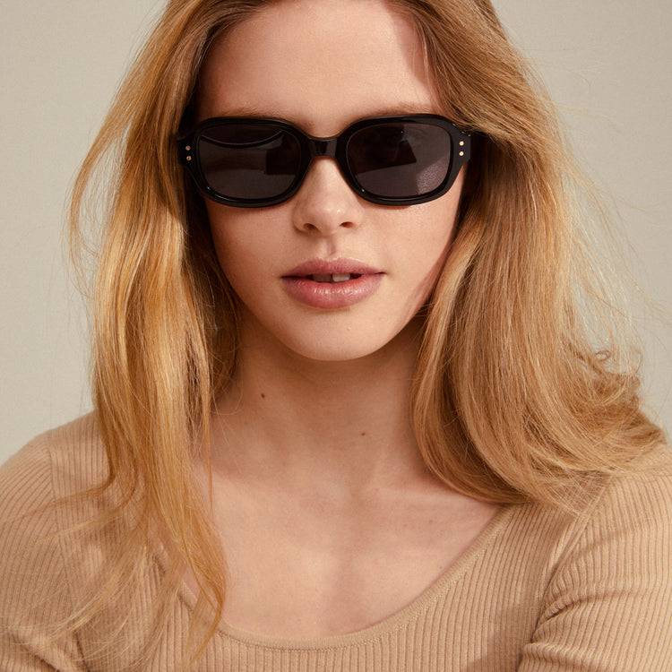 Pilgrim NELLA Recycelte Sonnenbrille Schwarz/Gold Lagerräumung