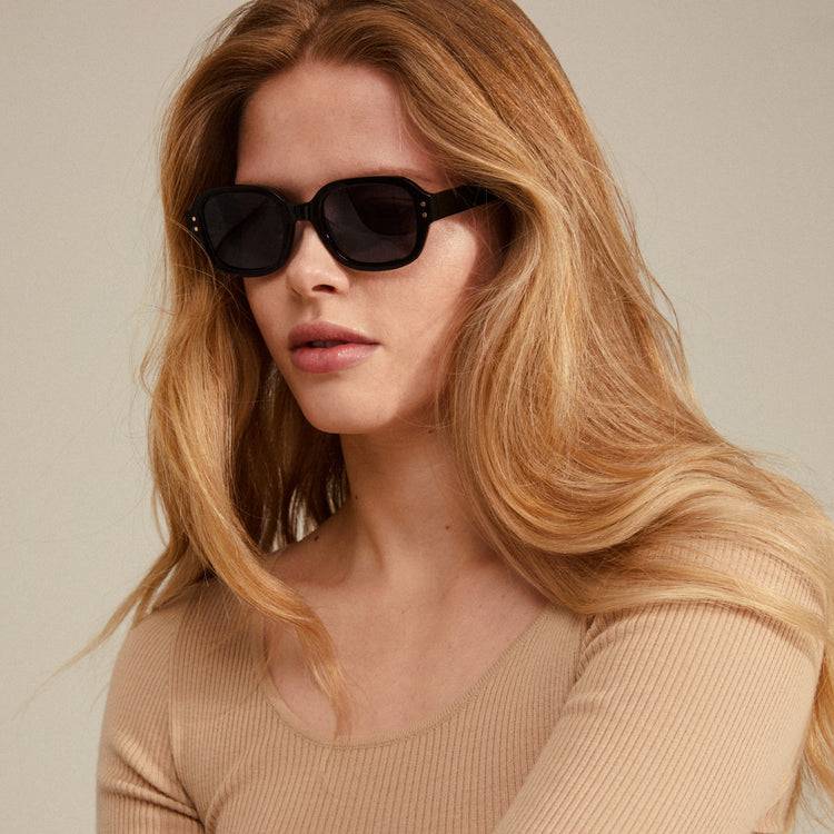 Pilgrim NELLA Recycelte Sonnenbrille Schwarz/Gold Lagerräumung