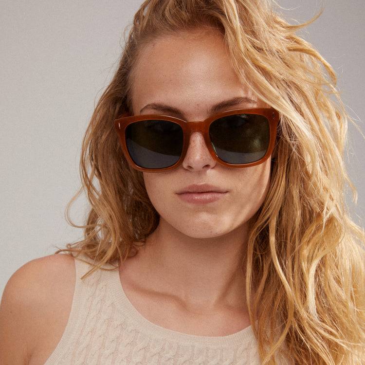 Pilgrim KATYA ikonische Retro-Sonnenbrille karamellbraun Riesige Rabatte