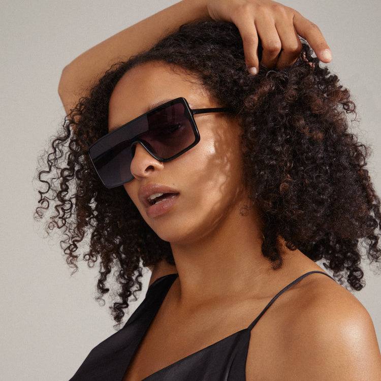 Pilgrim OCEANE eckig geformte Shield-Sonnenbrille schwarz Fabrikladen