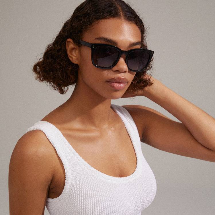 Pilgrim KATYA recycelte ikonische Retro-Sonnenbrille schwarz 50% Rabatt für begrenzte Zeit
