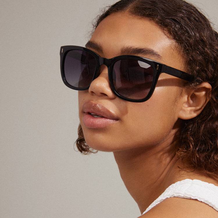 Pilgrim KATYA recycelte ikonische Retro-Sonnenbrille schwarz 50% Rabatt für begrenzte Zeit