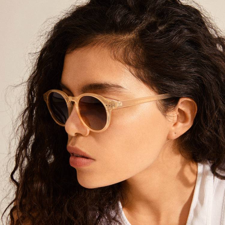 Pilgrim KYRIE klassische runde Sonnenbrille hellbeige im Angebot