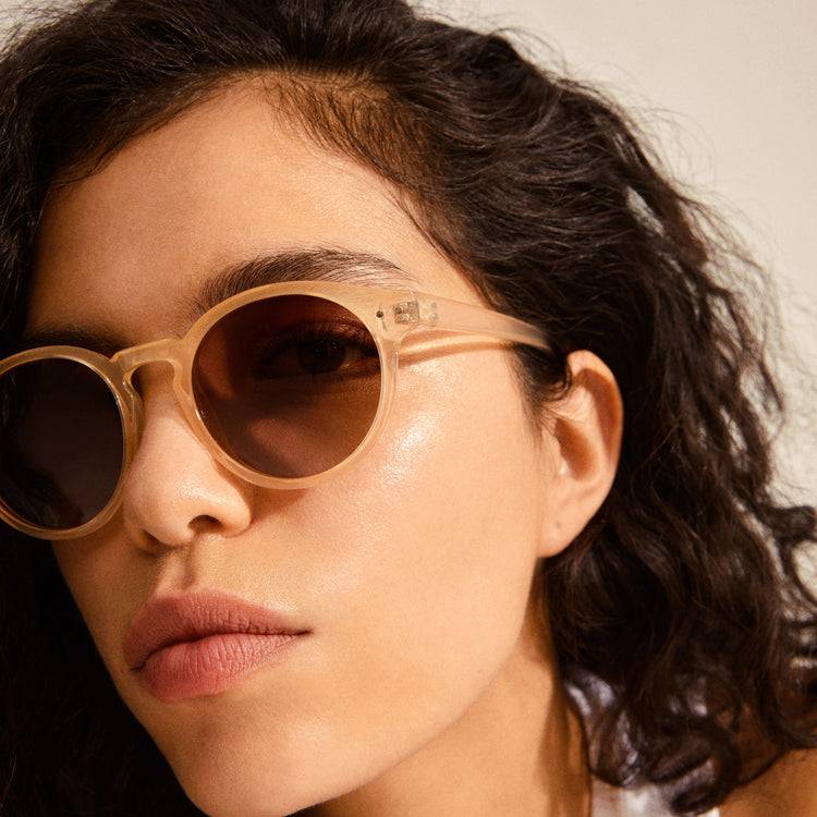 Pilgrim KYRIE klassische runde Sonnenbrille hellbeige im Angebot