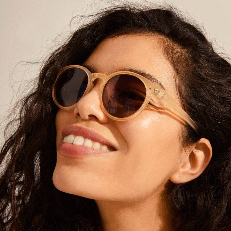 Pilgrim KYRIE klassische runde Sonnenbrille hellbeige im Angebot