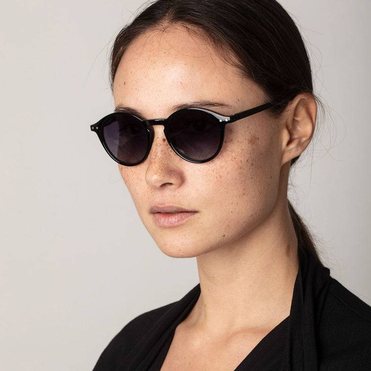 Pilgrim ROXANNE klassische runde Sonnenbrille, schwarz Sonderangebote