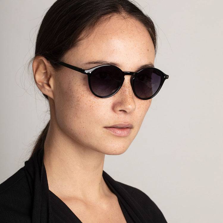 Pilgrim ROXANNE klassische runde Sonnenbrille, schwarz Sonderangebote