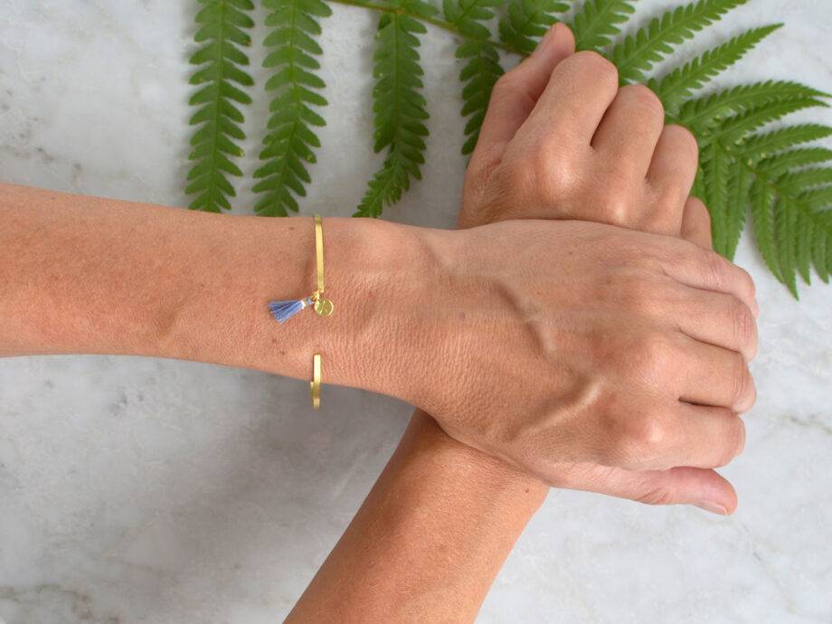 Renna Deluxe Armreif mit Farn in Gold zollfrei
