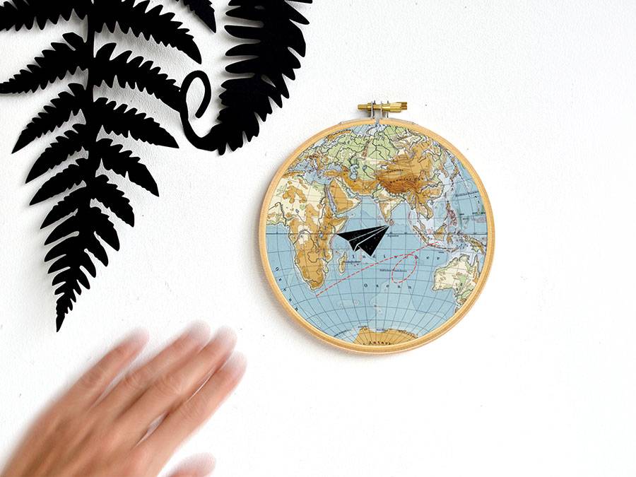 Renna Deluxe Flieger auf Weltreisen _ Bild im Stickrahmen Zeitlich begrenztes Angebot