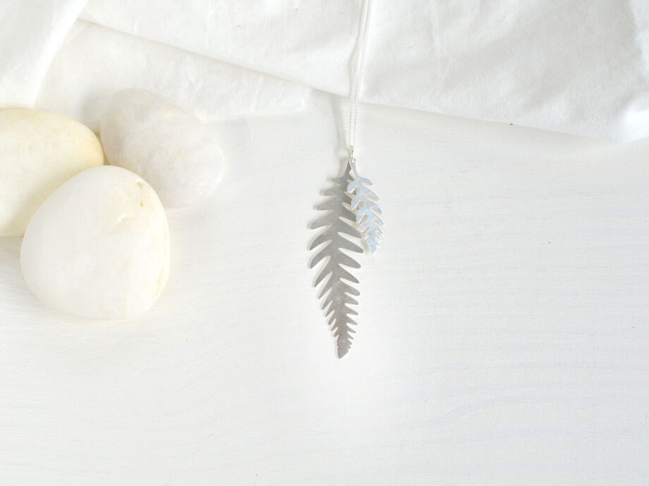 Renna Deluxe Lange Kette mit Farn Blätter in Silber Letzter Tag