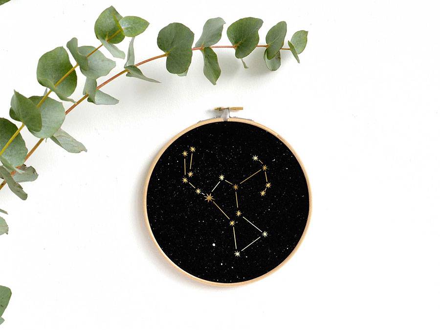 Renna Deluxe ORION Sternbild im Stickrahmen Fabrik Onlineshop