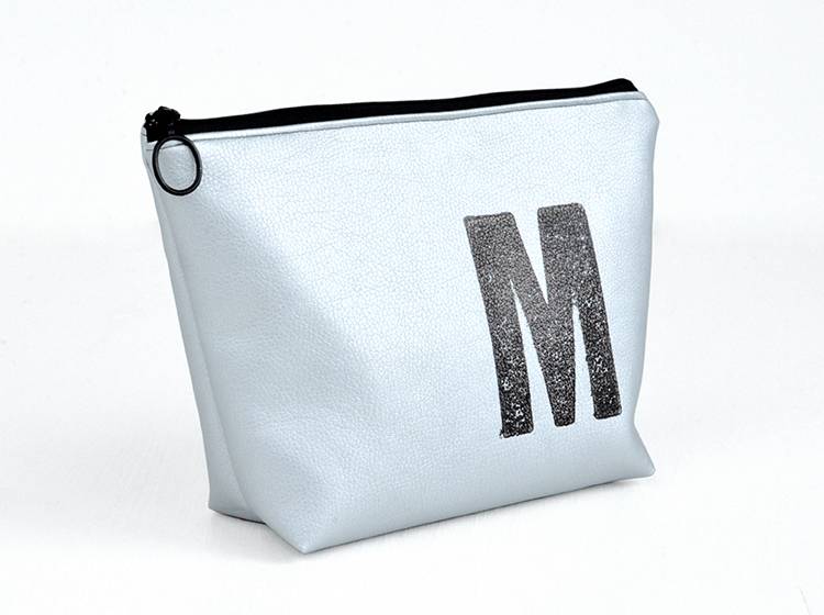 Renna Deluxe Waschtasche Metallic SILBER mit Buchstabe vegan Günstiger Verkauf