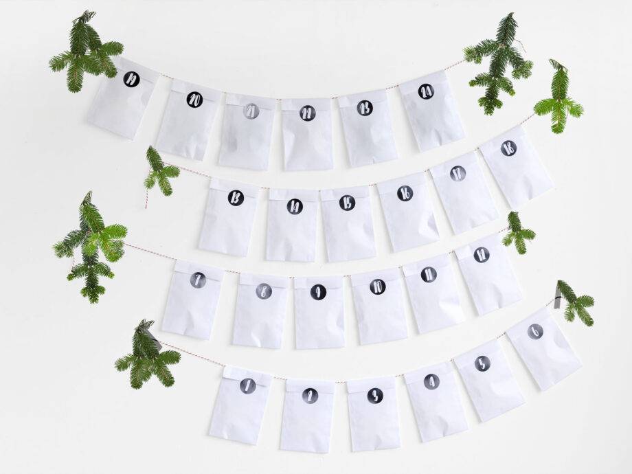 Renna Deluxe Adventskalender weiß mit schwarzen Aufklebern Weihnachtsangebot