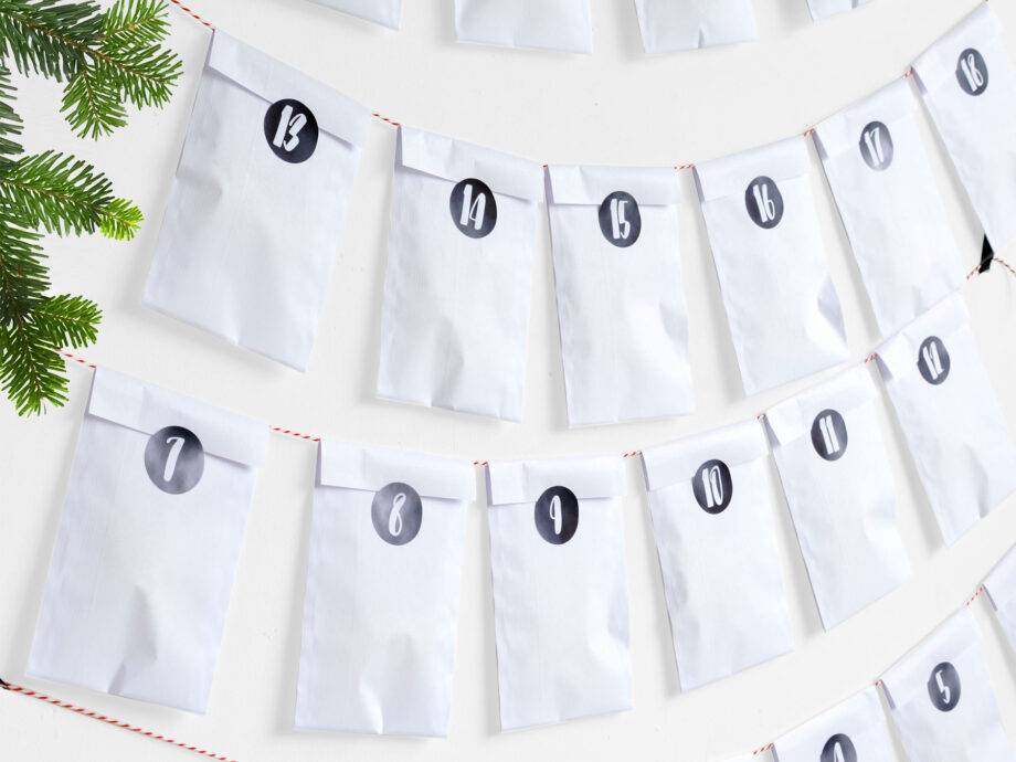 Renna Deluxe Adventskalender weiß mit schwarzen Aufklebern Weihnachtsangebot