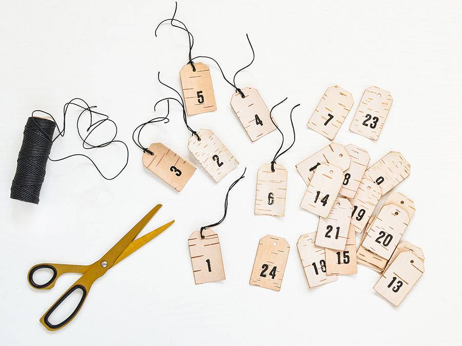 Renna Deluxe Adventskalender Zahlen Anhänger aus Birkenrinde im Angebot