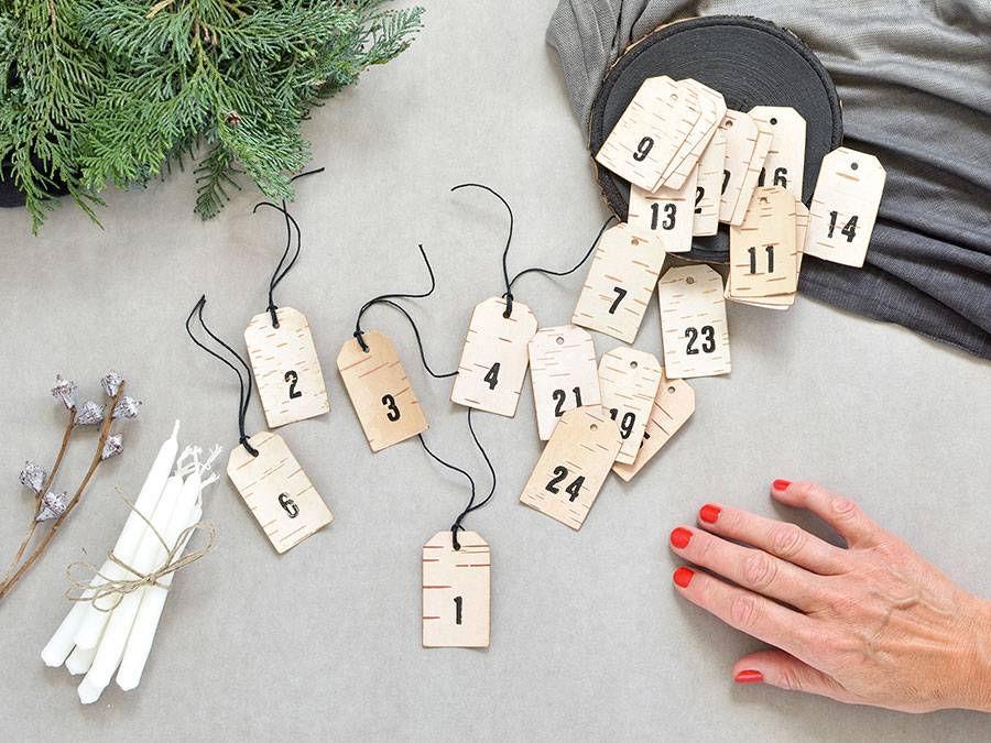 Renna Deluxe Adventskalender Zahlen Anhänger aus Birkenrinde im Angebot