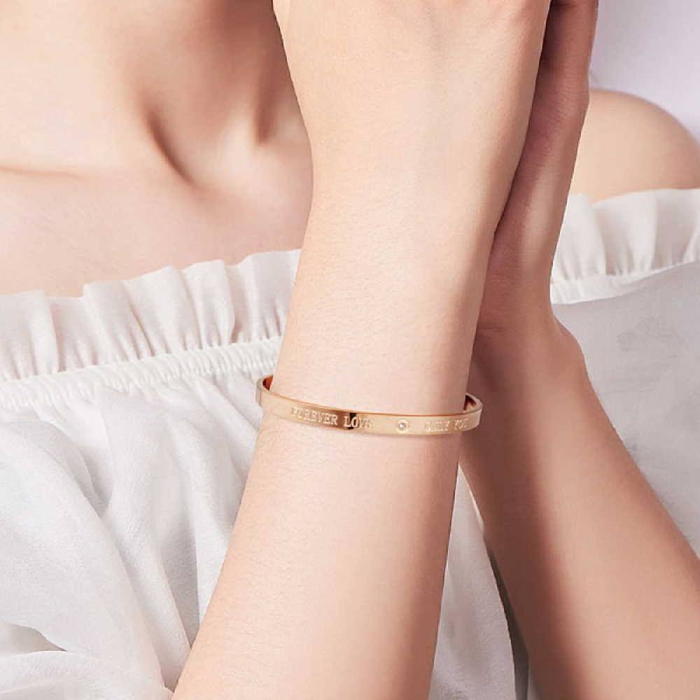 Sadingo Edelstahlarmreif mit Gravur | "Forever Love - Only You" Valentinstagsangebot