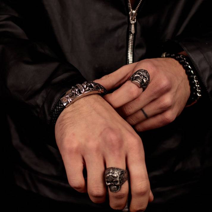 Save Brave Armband Jack mit Totenkopf aus geflochtenem Leder & Edelstahl Im Verkauf