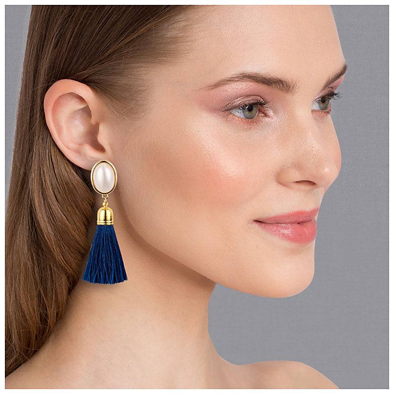 SchwesterSchwester Quasten Ohrringe als Ohrstecker in Perlmuttoptik mit marineblauer Quaste von AmuseToi Super Sparpreis