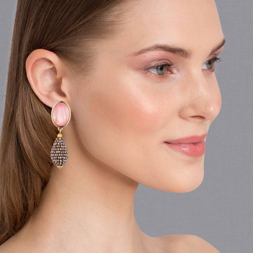 SchwesterSchwester Rosafarbene Ohrstecker mit glitzerndem champagnerfarbenem Tropfen von AmuseToi Große Rabatte