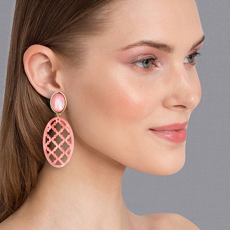 SchwesterSchwester Hellrosa Ohrstecker mit perlmutt schimmerndem Oval im Marrakesch Stil von AmuseToi Begrenzte Freigabe