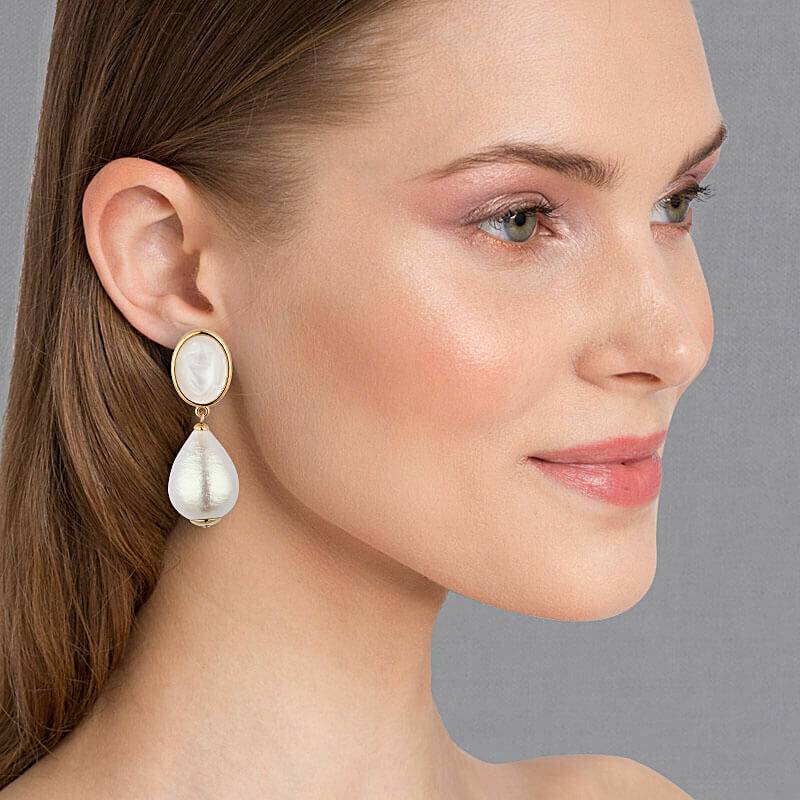 SchwesterSchwester Perlmutt schimmernde Ohrstecker mit federleichten Tropfen von AmuseToi Discount Store für neue Produkte