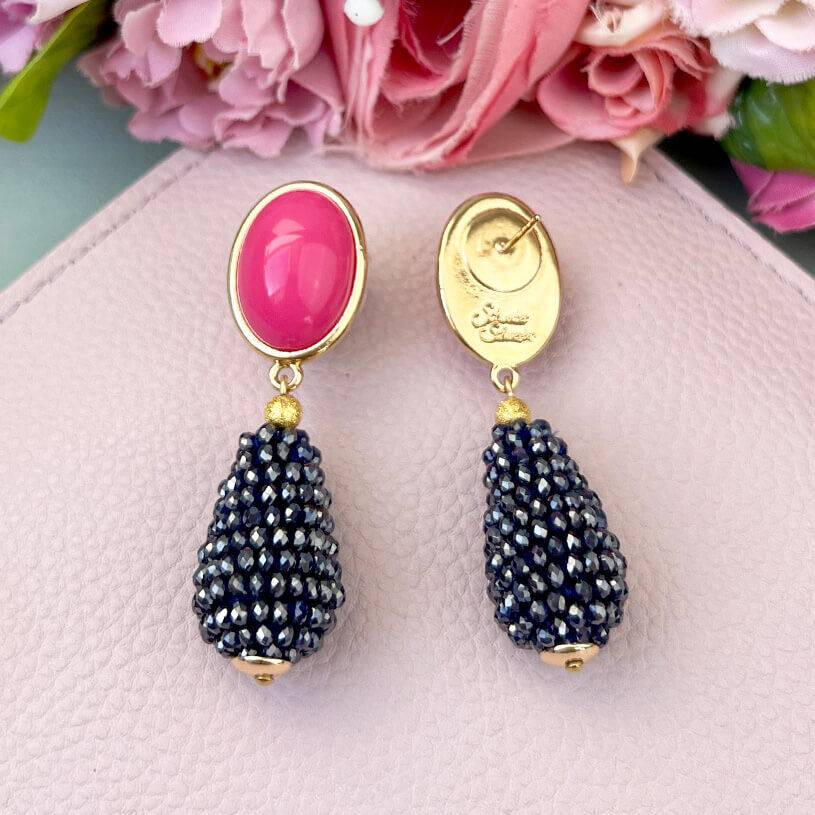 SchwesterSchwester Pinkfarbene Ohrstecker mit glitzerndem dunkelblauen Tropfen von AmuseToi Nur noch ein Tag übrig