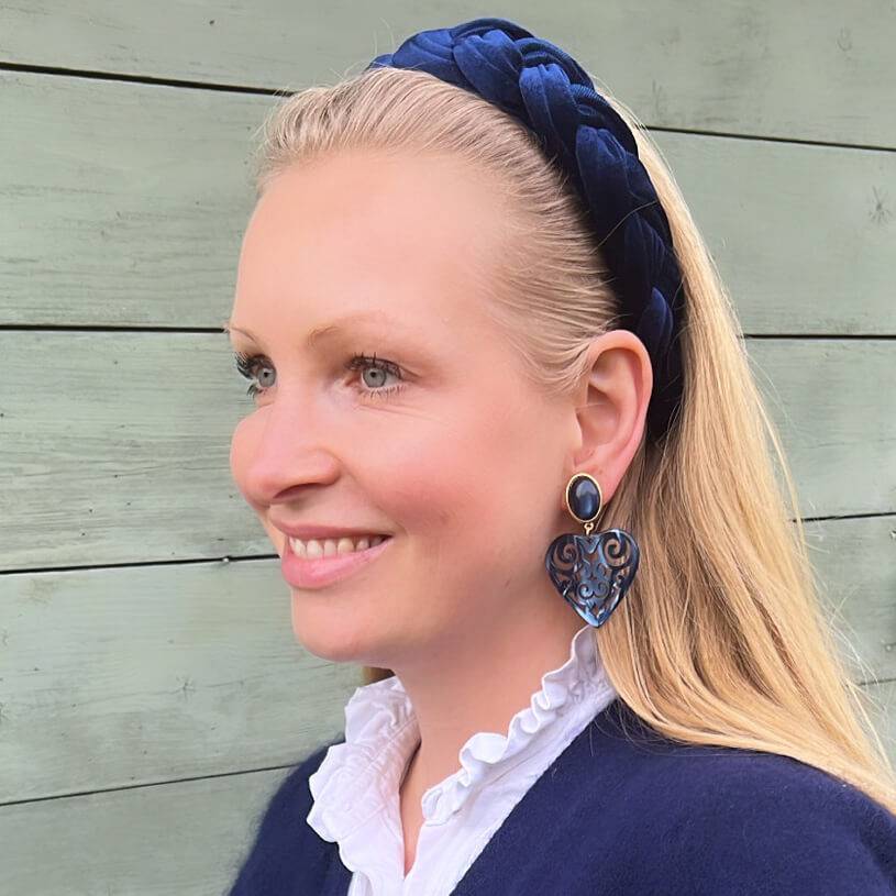 SchwesterSchwester Schöne Herz-Ohrringe mit dunkelblauen Ohrsteckern und schimmernden Herz-Ornamenten von AmuseToi Clearance-Verkauf