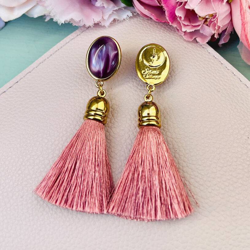 SchwesterSchwester Quasten Ohrringe als Ohrstecker in Amethyst mit Quaste in Puderrosa von AmuseToi Black Friday Preise