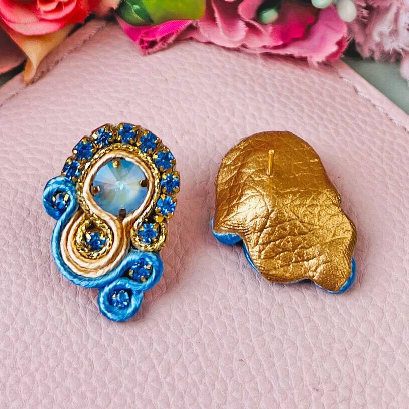 SchwesterSchwester Kleine Soutache-Ohrringe in Blautönen und Gold 2025