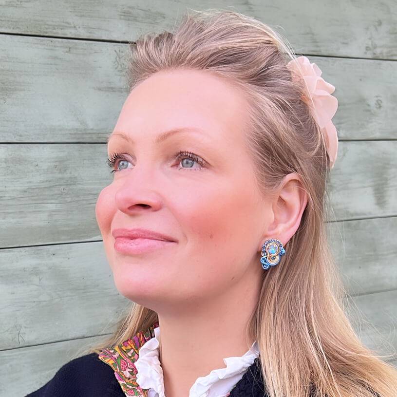 SchwesterSchwester Kleine Soutache-Ohrringe in Blautönen und Gold 2025