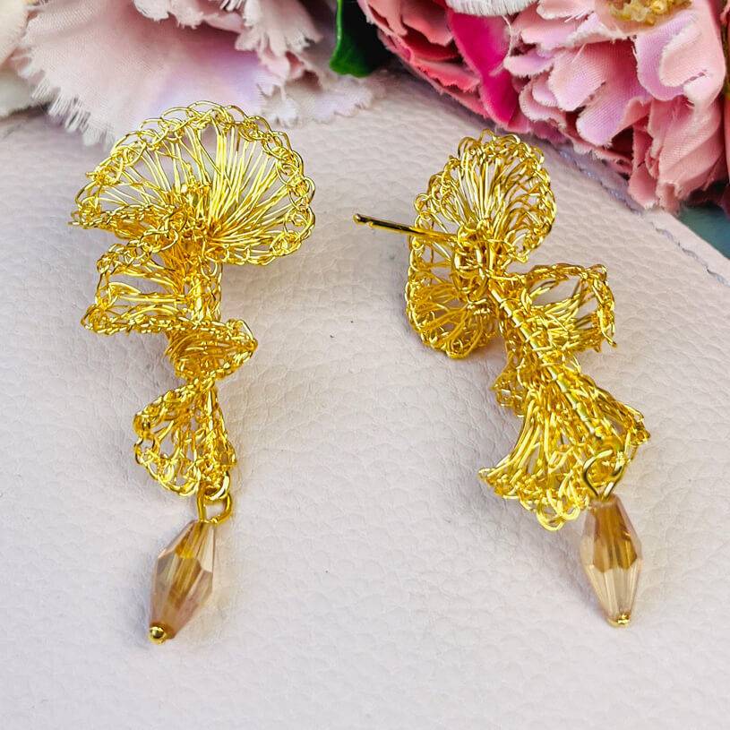 SchwesterSchwester Designer Ohrringe aus goldenen Drähten mit Tropfen Verkauf