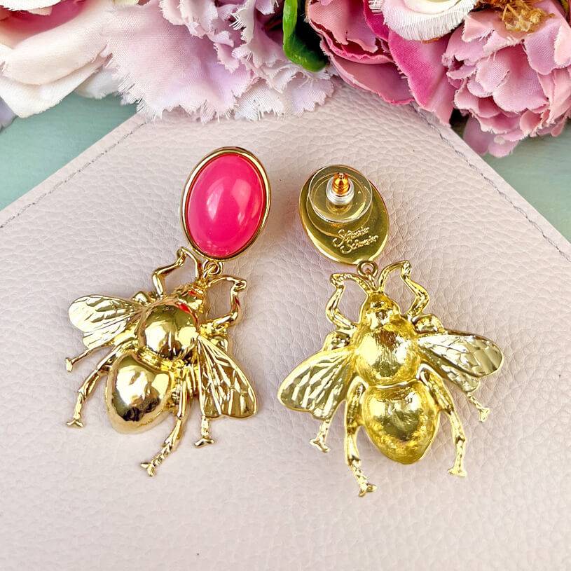 SchwesterSchwester Pinkfarbener Ohrstecker mit goldener Hummel von AmuseToi Fabrik Onlineshop