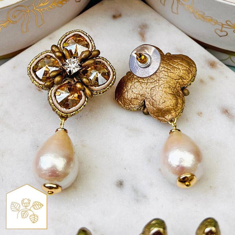 SchwesterSchwester Blüten-Soutache-Ohrstecker in Gold und Champagner mit Baumwolltropfen Fabrikpreis