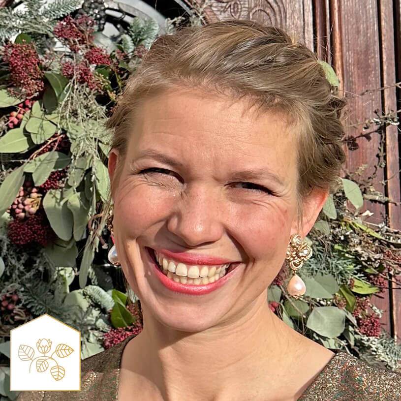 SchwesterSchwester Blüten-Soutache-Ohrstecker in Gold und Champagner mit Baumwolltropfen Fabrikpreis