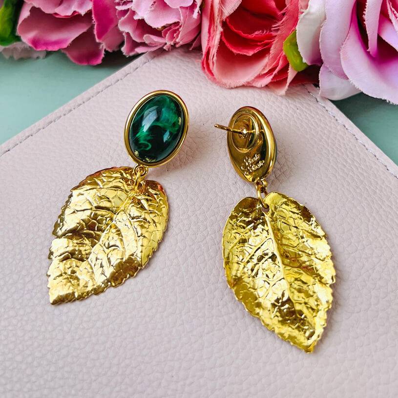 SchwesterSchwester Dunkelgrüner Ohrstecker mit großem goldenen Blatt von AmuseToi Rabatt