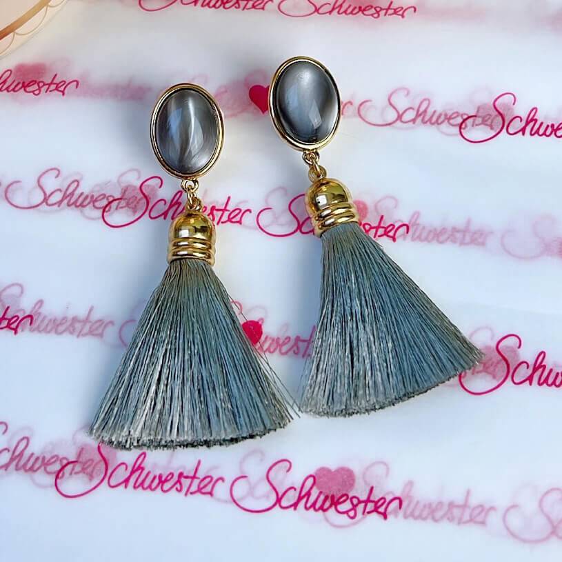 SchwesterSchwester Vergoldete Quasten Ohrringe als Ohrstecker in Grau von AmuseToi Weihnachtsangebot
