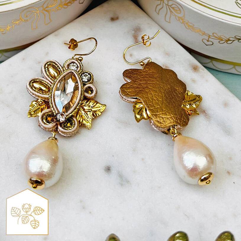 SchwesterSchwester Raffinierte Soutache-Ohrhänger in Gold und Champagner mit Baumwolltropfen Vatertagsangebot