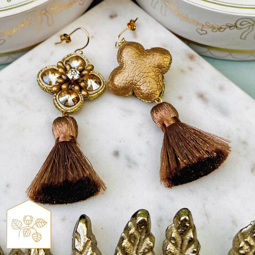 SchwesterSchwester Blüten-Soutache-Ohrhänger in Gold und Champagner mit brauner Quaste Valentinstagsangebot