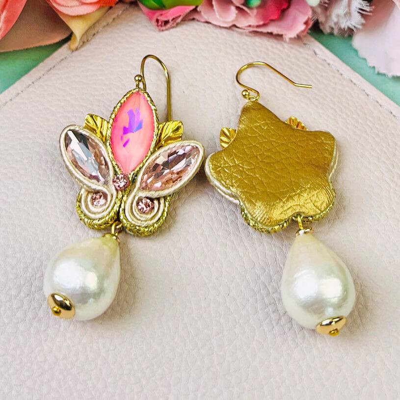 SchwesterSchwester Schöne Soutache-Ohrhänger in Rosa und zartem Gold mit Baumwolltropfen Lagerräumung